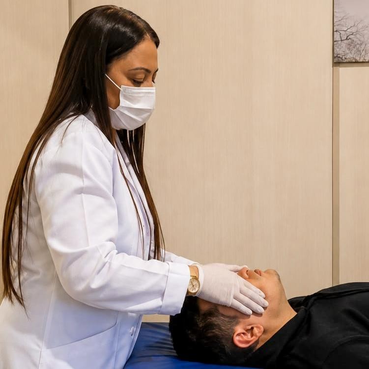 Fisioterapeuta aplicando terapia manual em paciente